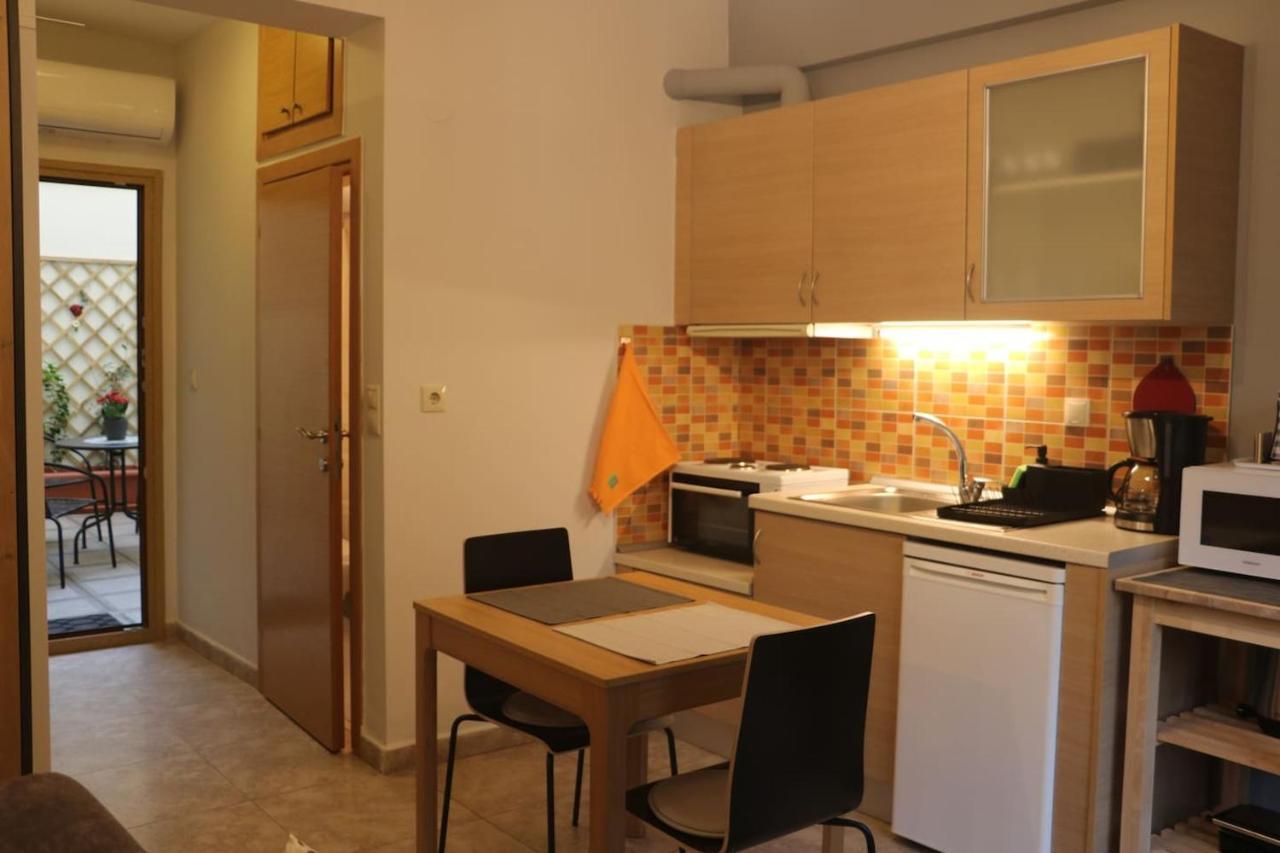 Quiet Urban Studio With Private Backyard Thessaloniki Exterior photo